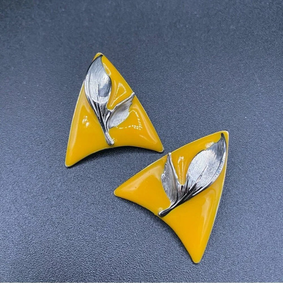 Mod Earrings in  Yellow Enamel and Floral Motif StarTrek - Picture 1 of 5